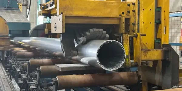 Large-section aluminum profiles are being extruded