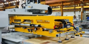 Centro de mecanizado CNC cerrado mecanizando una pieza metálica